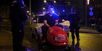 Těžce opilý vyrazil na Americkou na sekačce