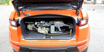 Operátor s dronem i nový Evoque v táboře IZS