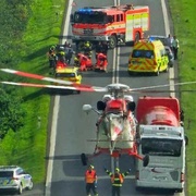 Vážná dopravní nehoda - motocyklista nezvládl předjíždění a narazil do protijedoucího vozu