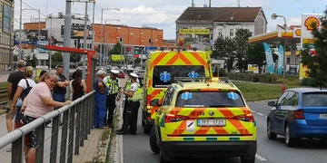 Žena vběhla přímo před auto