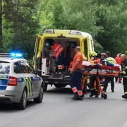 Po nehodě zůstal mladý motorkář zaklíněný pod svodidly