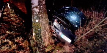 Těžce opilý řidič se čelně střetl se stromem