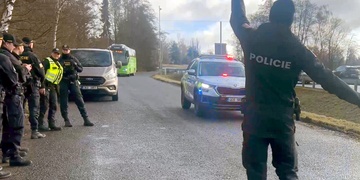 Cizinecká policie si tentokrát posvítila na autobusy i příhraniční tržnici