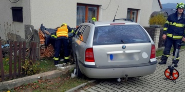 Auto projelo plotem a narazilo do domu