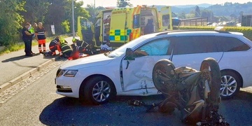 Taxikář otočil auto přímo do cesty motorkáři