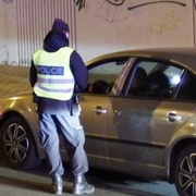 Celostátně hledaný a ještě k tomu opilý, si vyjel autem