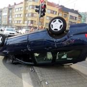Auto v centru Plzně skončilo na střeše