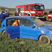 Havárie vozu zablokovala silnici u Touškova