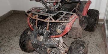 Těžce opilý cizinec řádil na čtyřkolce bez papírů