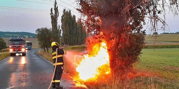 Vozidlo po nárazu do stromu zachvátily plameny