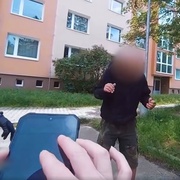 Strážníci nasadili těžký kalibr - na opilce povolali jeho maminku