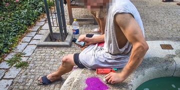 Na festivalu v Šafaříkových sadech zadrželi muže při poškozování kašny