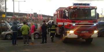 U Olympie na parkovišti došlo k zahoření auta