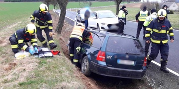 Vozidlo se dvěma seniory havarovalo