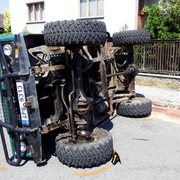 Převrácené auto i kamion v příkopu