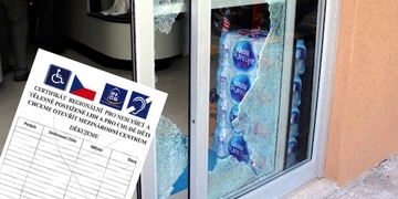 Falešný hluchoněmý na útěku před policistou proběhl skleněnými dveřmi