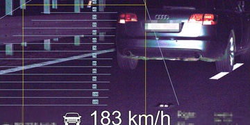 Na devadesátce se kolem policistů prohnal dvojnásobkem povolené rychlosti