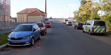 Řidič nákladního vozu narazil do zaparkovaných vozidel