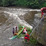 Dvě školačky se s lodí převrátily na rozvodněné řece