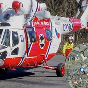 Na muže v Domažlicích spadlo auto a velmi vážně ho zranilo