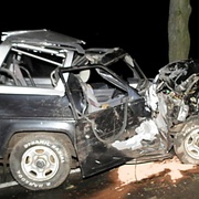 Podnapilý senior zdemoloval auto o stromy