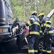 Čelní střet osobního vozu s kamionem převážejícím kulatiny