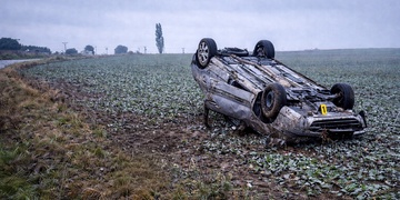 V převráceném autě byl nalezen mrtvý muž