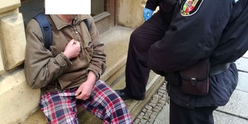 Slovák se čtyřmi a půl promile se válel v centru města