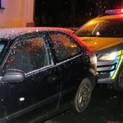 Zmatený a zhulený řidič nacouval policistům do auta