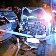 Opilec v autě řádil po Plzni, pokácel sloup a zranil ženu