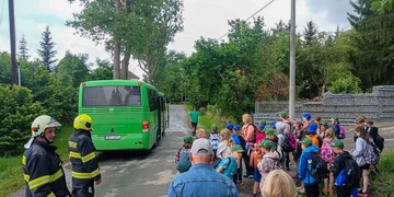 Autobus převážející malé děti sjel do příkopu a hrozilo jeho převrácení
