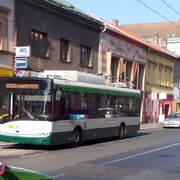 Opilec spadl pod trolejbus