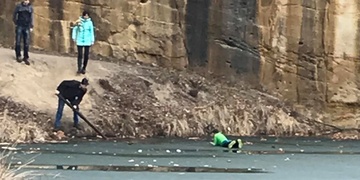 Pod dítětem se probořil led a hrozilo mu utopení