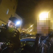 Agresivní opilec se dobýval do charity