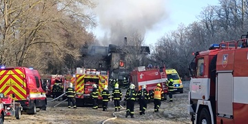 Rozsáhlý požár domu zastavil provoz na přilehlé železniční trati