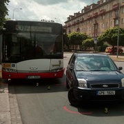 Na Francouzské v Plzni boural autobus MHD