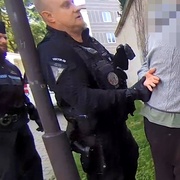 Útočník se pokusil sebrat strážníkovi pistoli