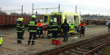 Žena vyskočila za jízdy z vlaku