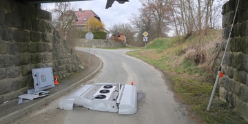 Autobus se pod viadukt nevešel
