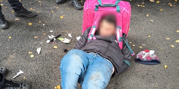 Zpacifikovat kurýra nakonec museli pomoci i kolemjdoucí