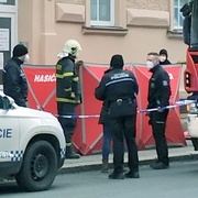 Na Slovanech na ulici nalezli mrtvého muže