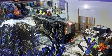 Dodávka vyletěla ze silnice a zřítila se ze srázu přímo před zadní vchod domu