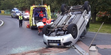 Náraz auto převrátil na střechu