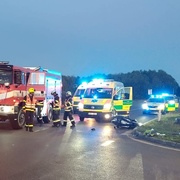 Řidič dodávky nedal přednost motorkářce