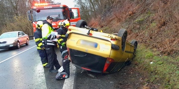 Auto s tříčlennou posádkou se převrátilo na střechu