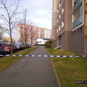 Z balkonu se sypalo sklo a létalo vybavení bytu