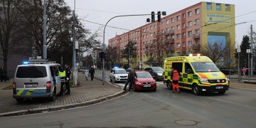 Telefonující chlapec vběhl přímo před auto