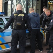 Prodavačky v Plaze řádně vyděsil Polák s pistolí
