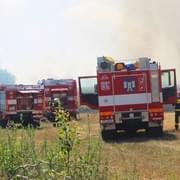 S obrovským požárem pole u Plzně bojují desítky hasičů