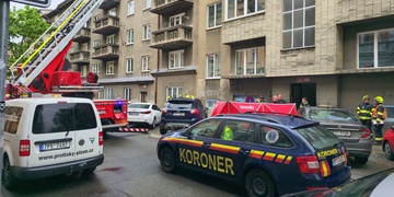 Muž, jehož tělo bylo nalezeno ve světlíku domu, zřejmě tímto šíleným způsobem spáchal sebevraždu